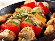 Рецепта Печени пилешки шишчета със зеленчуци (тиквички, лук, чушки, гъби) на грил тиган